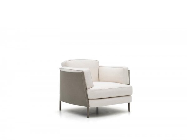sillón-butaca-armchair_shelley-minotti_GamFratesi_MINIM_modelo en gris oscuro