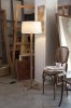 Fad_ lámpara de pie _ roble - Santa Cole - MINIM - lifestyle sala de estar