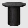 Moon _ Lounge Table _ mesa de salón redonda _ 60cm _ mesa de madera de nogal lacada en negro _ Gubi _ MINIM